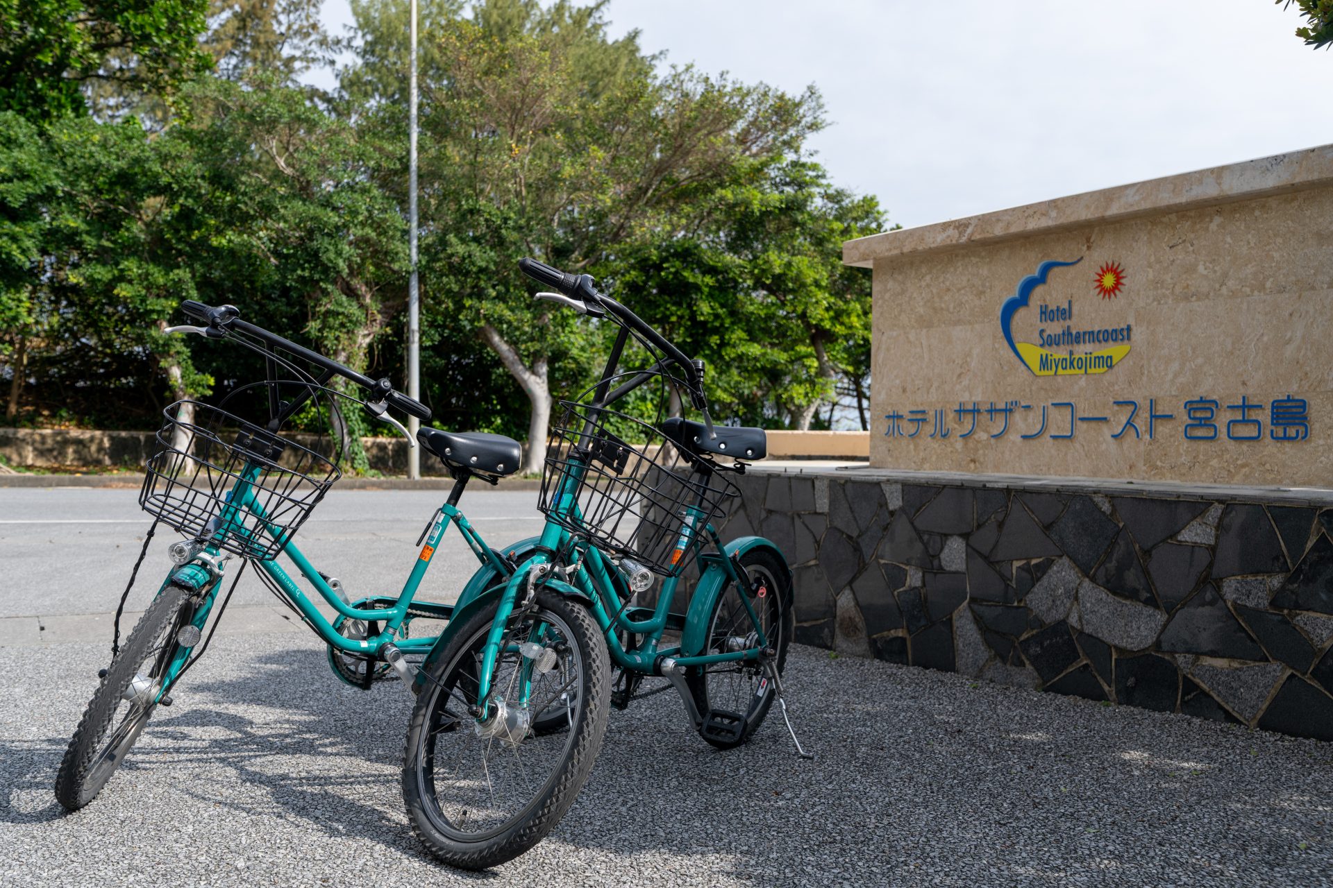 ホテルのサイン前に並ぶ自転車